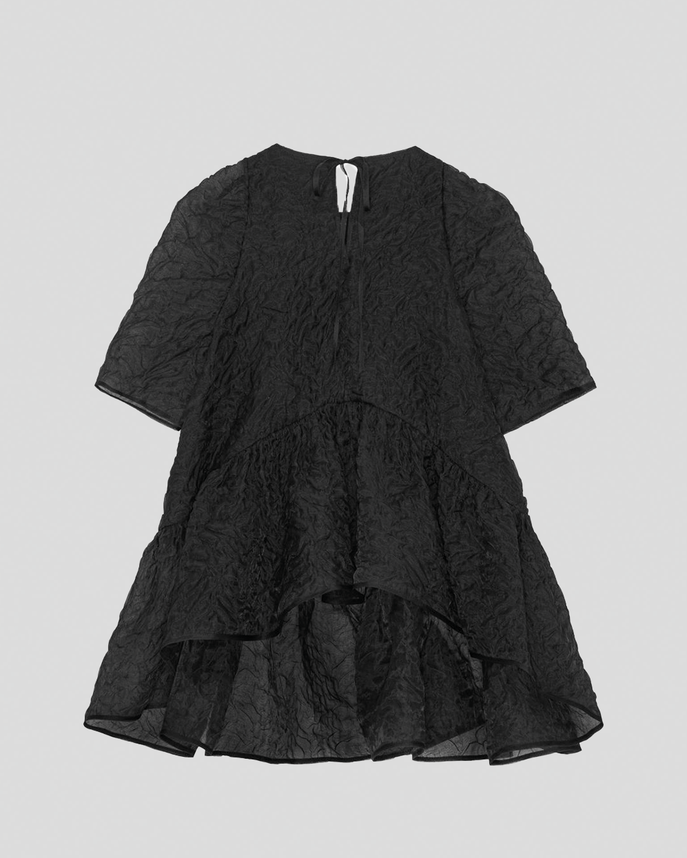 Sort top med korte ærmer, flæsekant og bindebånd i nakken.