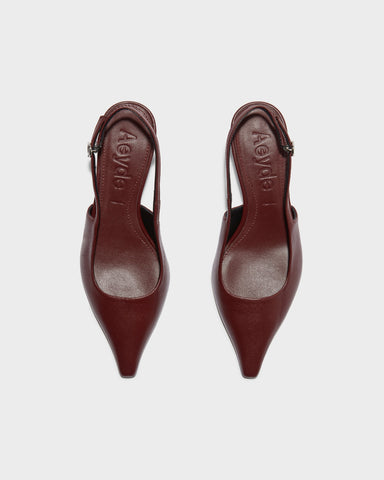 Mørkerøde slingback sko i nappa-læder med spidse tæer, set oppefra.