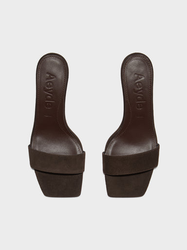 Brune ruskindssandaler med firkantet tå og "Aeyde" præget på indersålen.