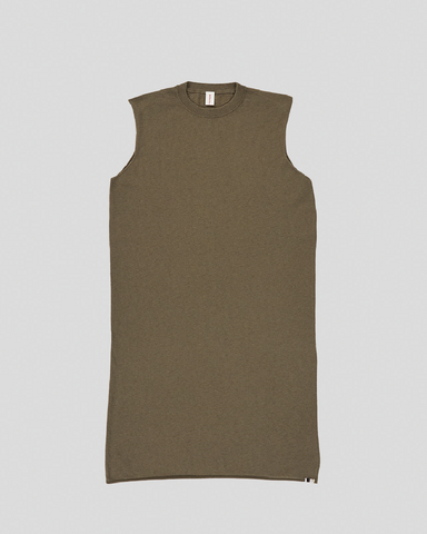 Ærmeløs olivengrøn kjole med rund hals og lige snit, knælængde. Enkel og elegant stil.