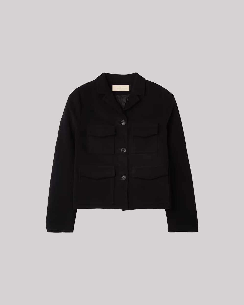 Sort jakke med klassisk krave, knaplukning og fire forlommer.