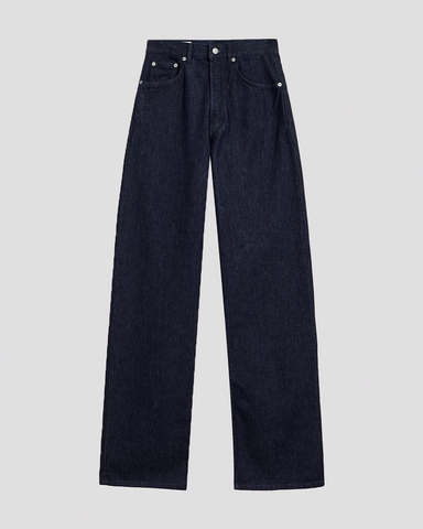 Mørkeblå jeans med høj talje, lige ben og fem lommer med metalnitter, fladt lagt ud.