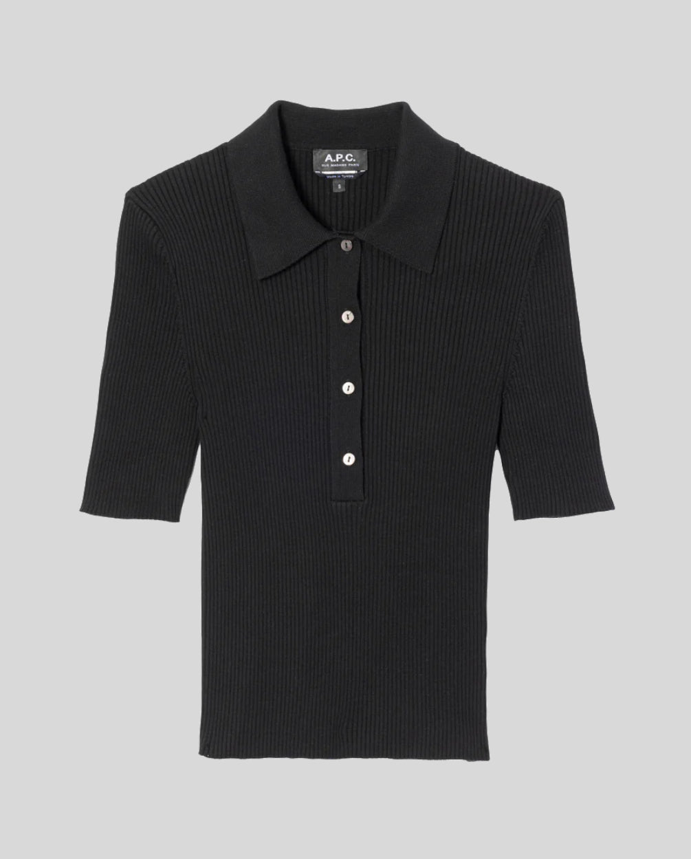 Sort polo med klassisk krave og fire knapper, fladt mod neutral baggrund.