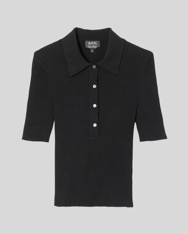 Sort polo med klassisk krave og fire knapper, fladt mod neutral baggrund.