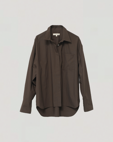 Mørkebrun oversize skjorte med krave og venstre brystlomme, hængende mod en enkel baggrund.