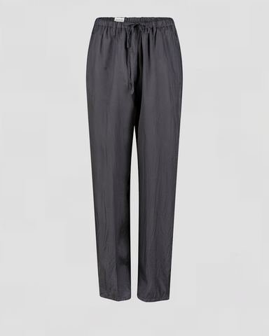 Mørke bukser med løstsiddende pasform, snoretræk i taljen, lige ben og elastiske manchetter.