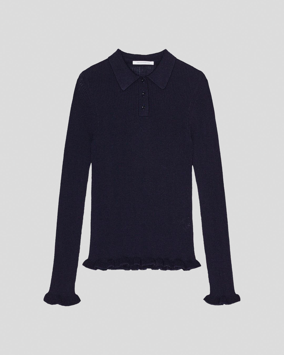 Navyblå top med polokrave, lange ærmer og flæsedetaljer ved kant og ærmeender.