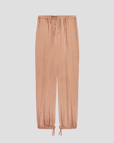 Afslappede bukser med justerbar talje og manchetter, samt synlige sidelommer.