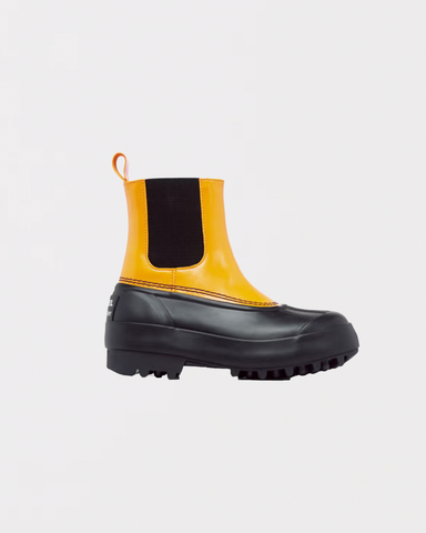 Proenza Schouler X Sorel støvle i okker/sort med elastiske paneler og kraftig sål.
