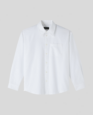 Hvid skjorte med lange ærmer, krave, venstre brystlomme og knaplukning foran.
